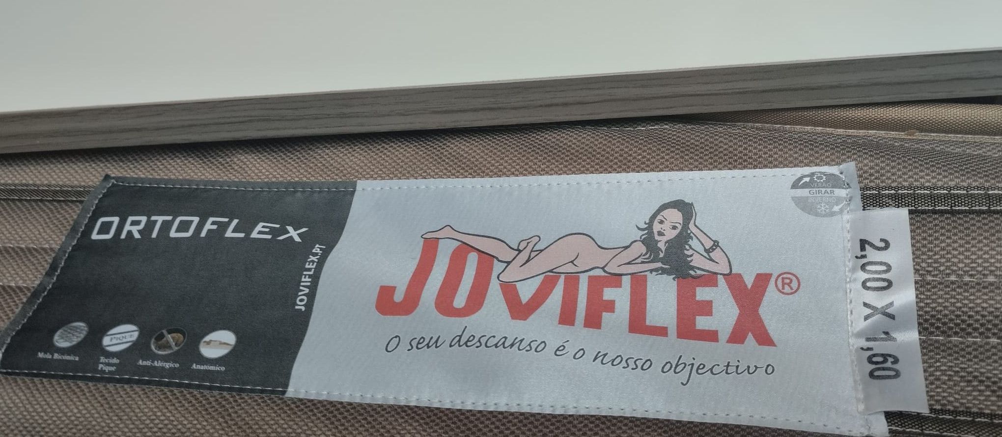 Cama casal 160x200 + colchão como novos; sofá 3 lugares; mesa de vidro