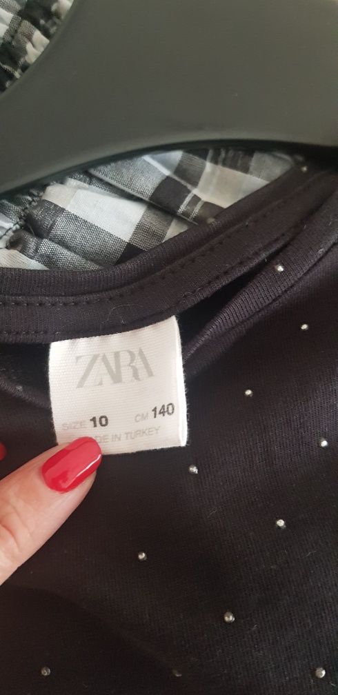 T-shirt body preto com apliques, alça larga enchumaços, 10 anos, Zara