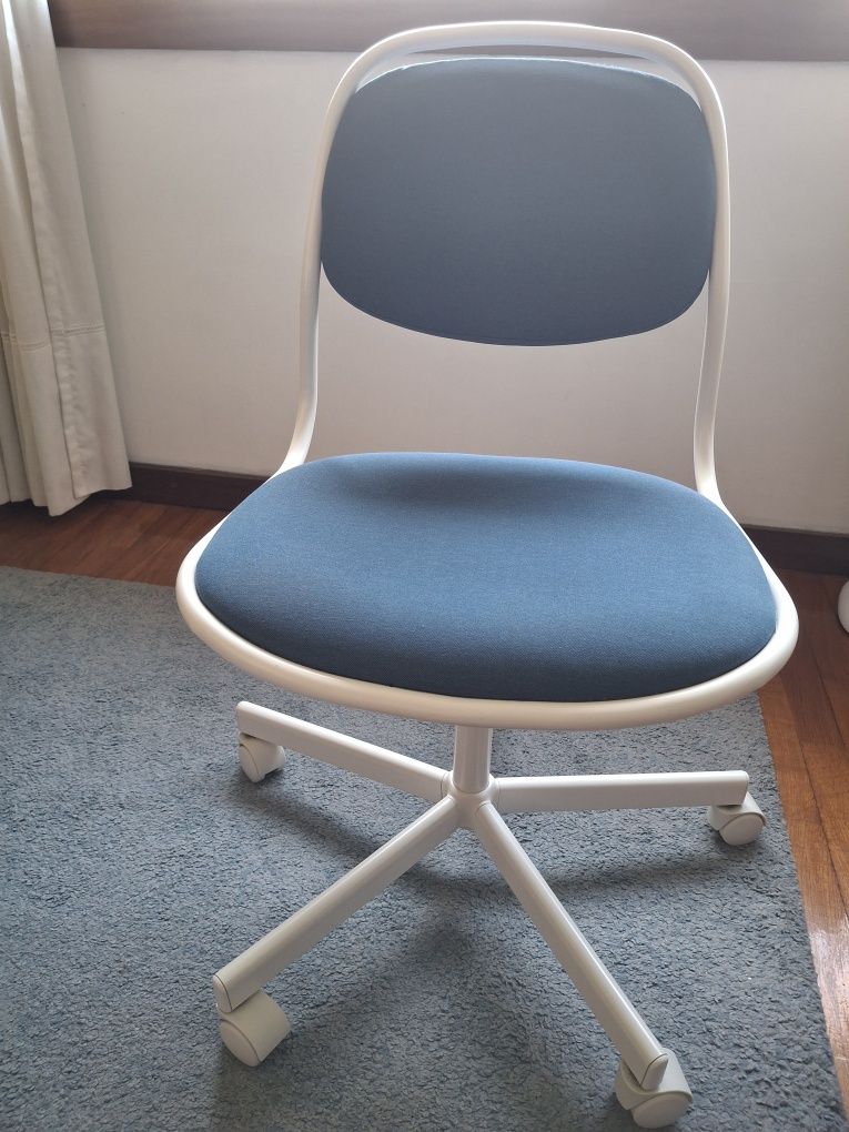 Secretária MICKE  com cadeira giratória ÖRFJÄLL ( Ikea )