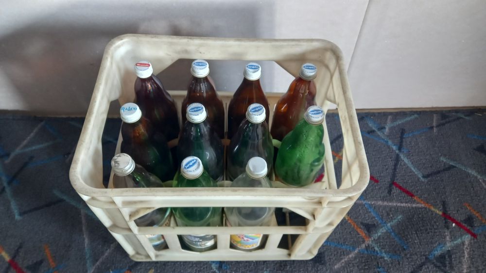 11 butelek wody Grodziska z skrzynką