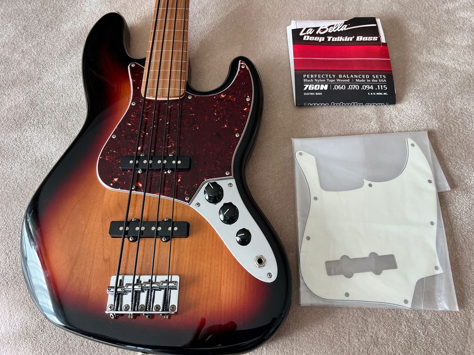 Vendo Fender Jazz Bass Fretless