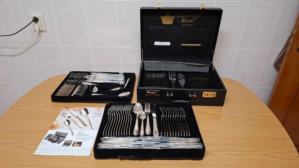 Conjunto de talheres para 12 pessoas. Dourado.