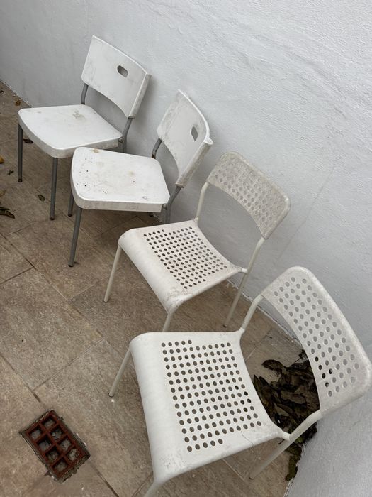 Conhunto de 4 cadeiras e uma mesa de plastico
