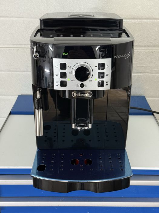 Кавоварка кавомашина Delonghi Magnifica S 2022 рік (Делонгі, Делонжі)