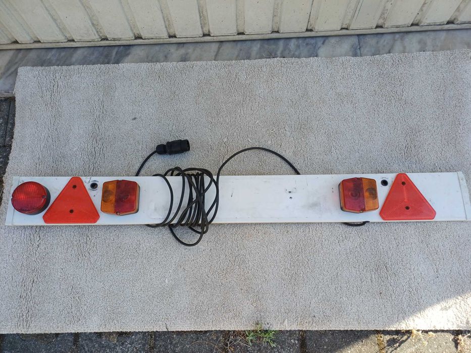 Placa de luzes para reboque e atrelado com fixação de matricula