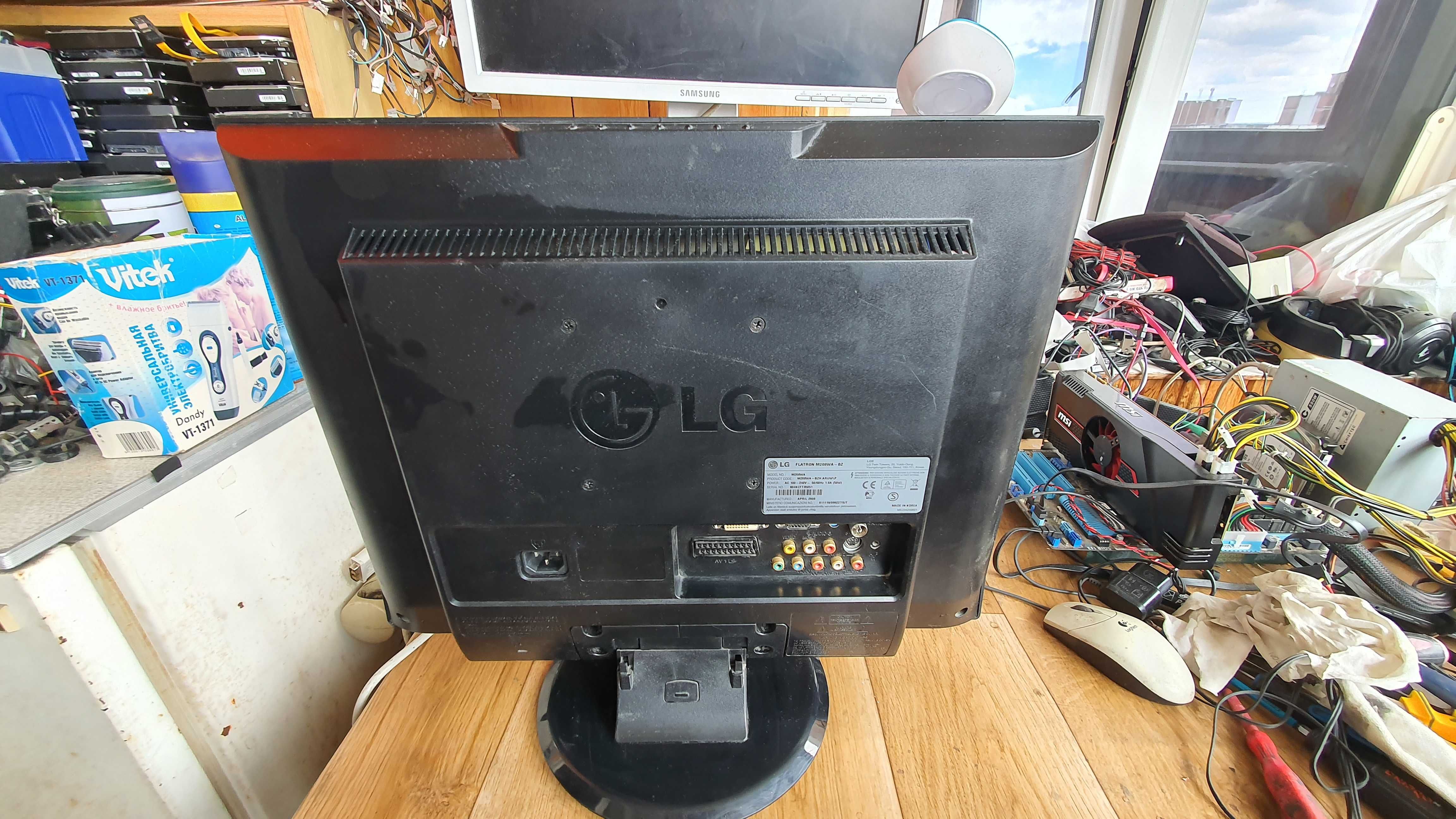 Телевизор - монитор LG M208WA-BZ в рабочем состоянии.