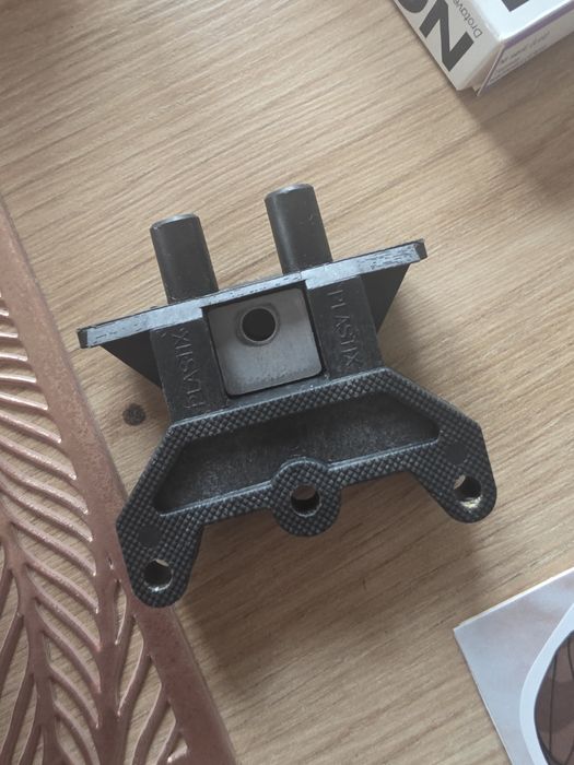 Gniazdo zawiasu ościeżnicy regulowanej