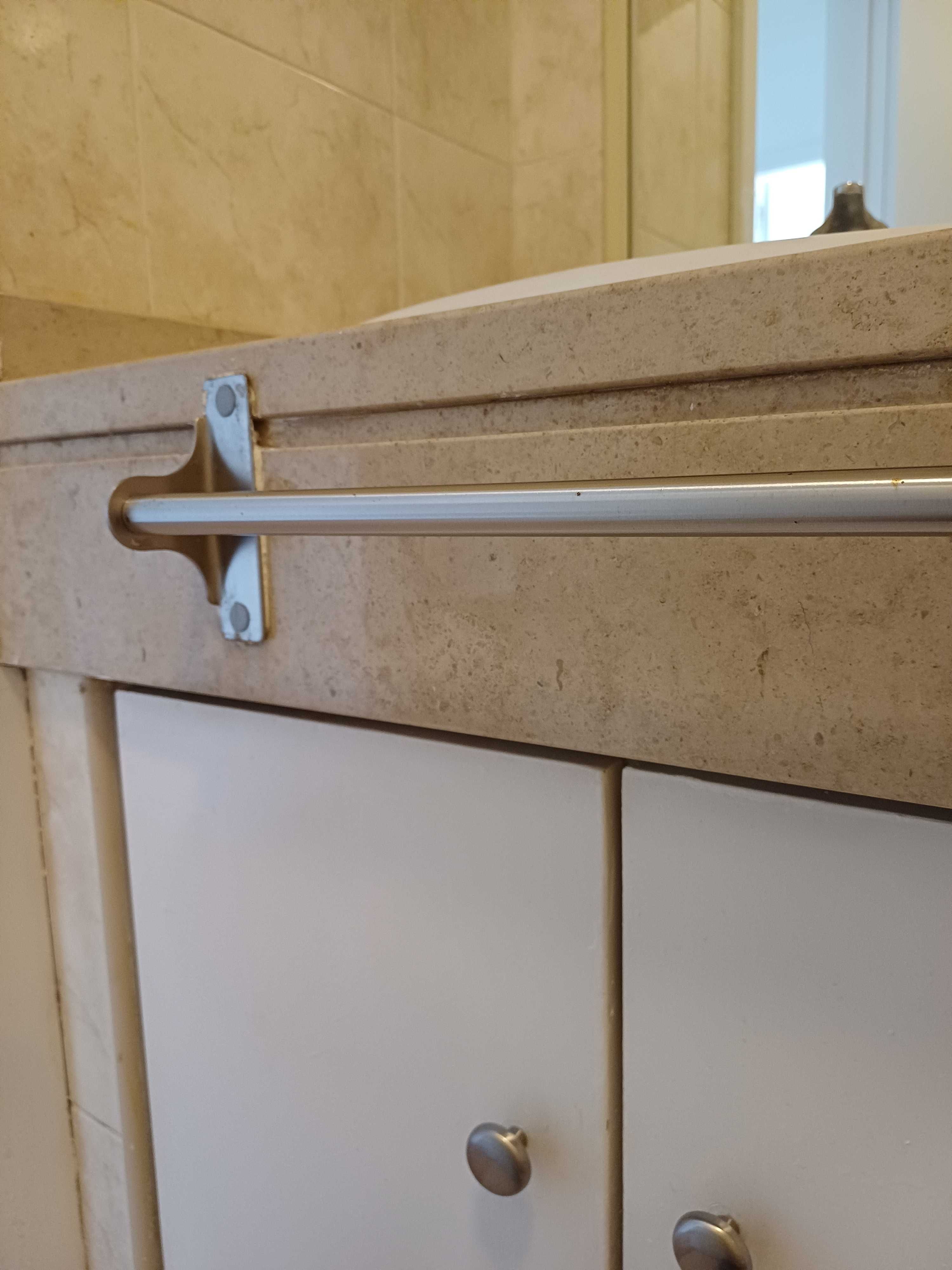 Conjunto de três toalheiros de parede