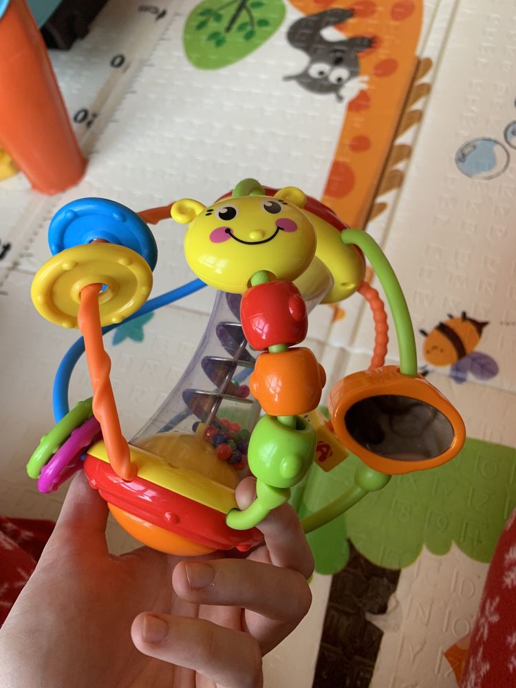 Розвиваюча іграшка для дитини