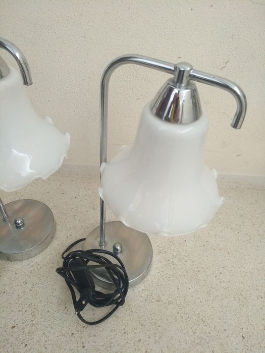 Par de candeeiros de mesinha, estrutura metálica com tulipa em vidro