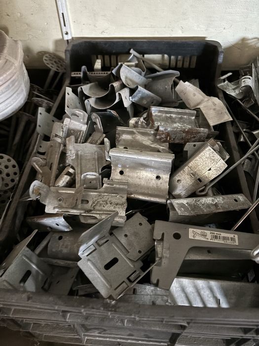 Zestaw metalowych uchwytow montazowych