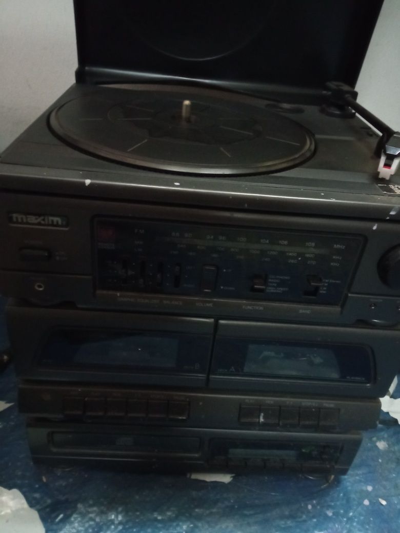 Aparelho de música. Rádio gira discos cd cassetes. Alguns funcionam.