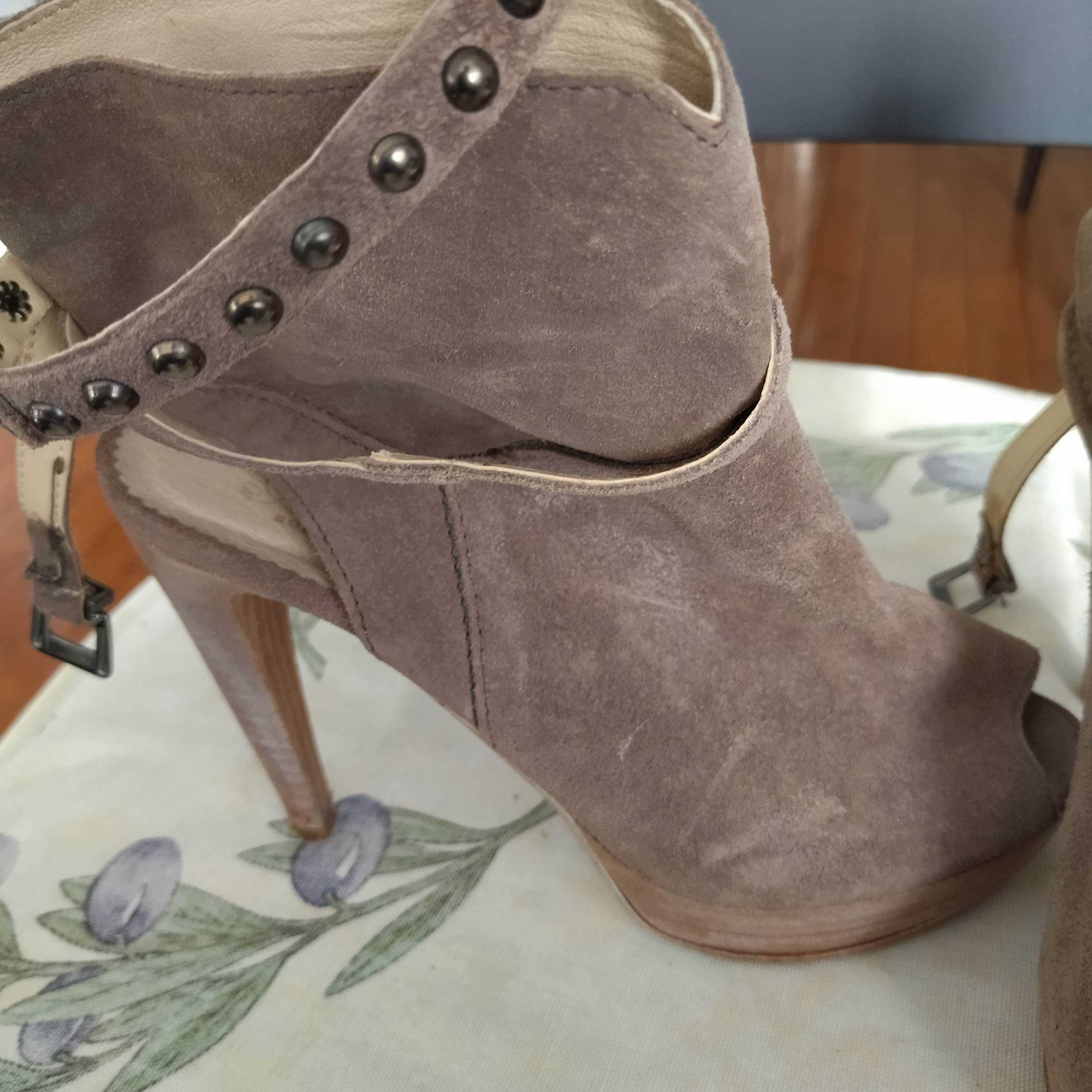 Botins em pele peep toe café com leite compensados da VERO CUOIO T.36