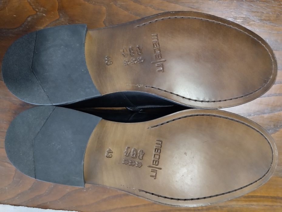 Sapatos clássicos rigorosamente novos