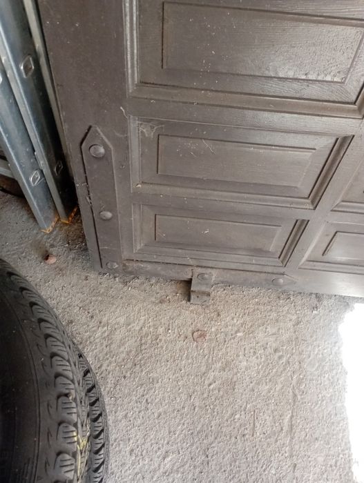 Podwójne drzwi garażowe drewniane