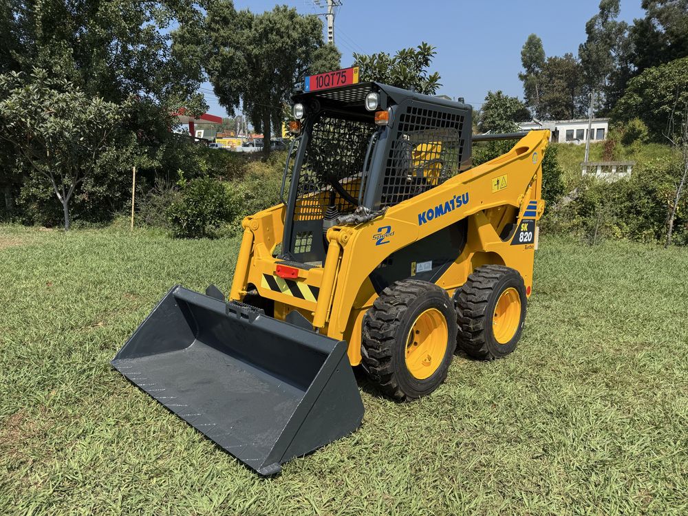 Mini Pá Komatsu SK 820