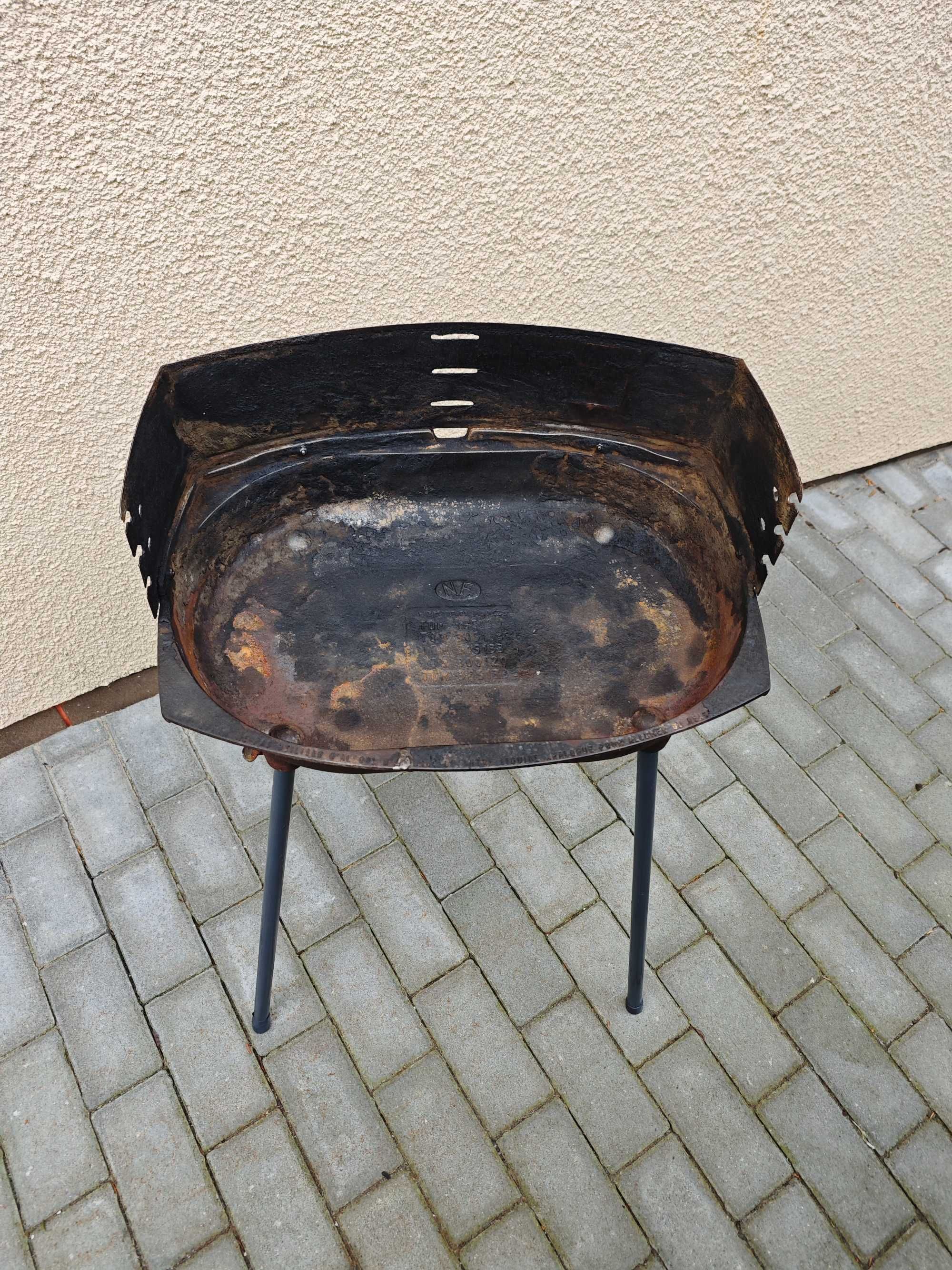 Żeliwny grill wolnostojący