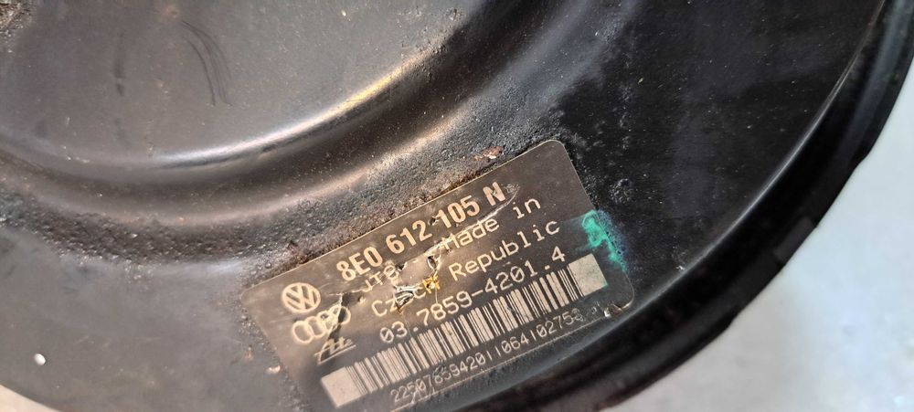 Serwo hamulcowe + pompa Audi A4 B6 -105N