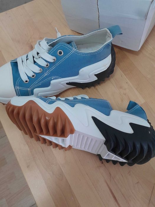 Ténis com sola grossa novos