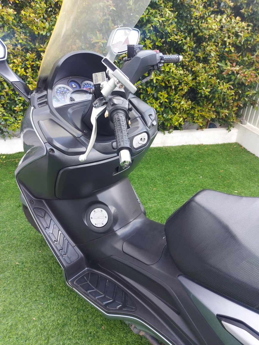 Sym gts 125i Evo excelente estado com top case. Não pretendo trocas.