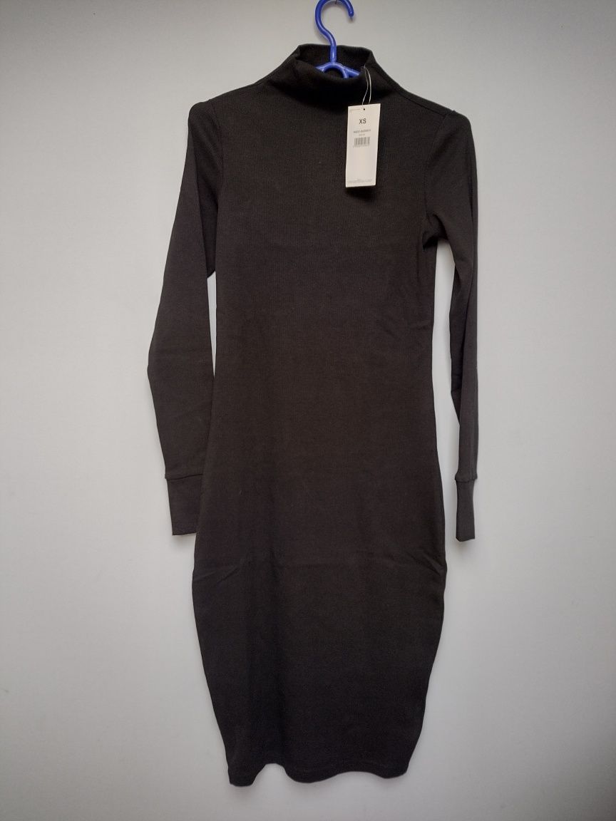 Sukienka czarna, prążkowana firmy 4 F, rozmiar XS. NOWA
