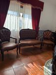 Conjunto de poltronas em madeira e pele