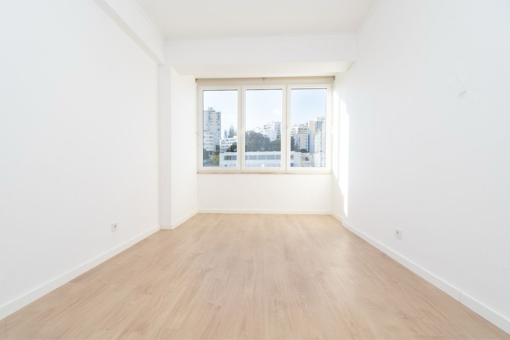 Quarto duplo (casal) em T2, sem moveis, em Queluz à 2 mins comboios