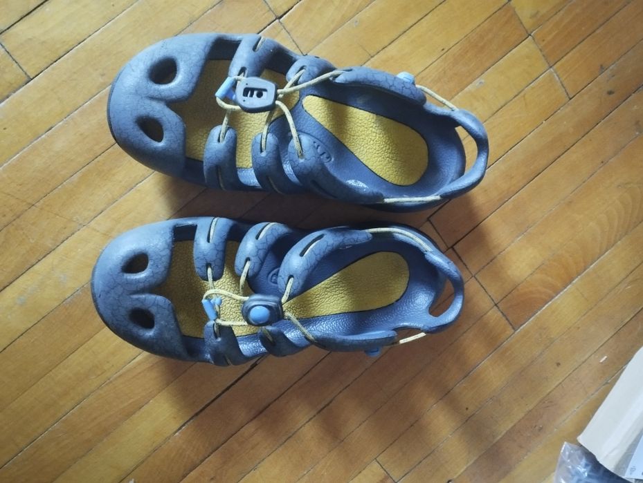 Трекінгове взуття, сандалі, сабо