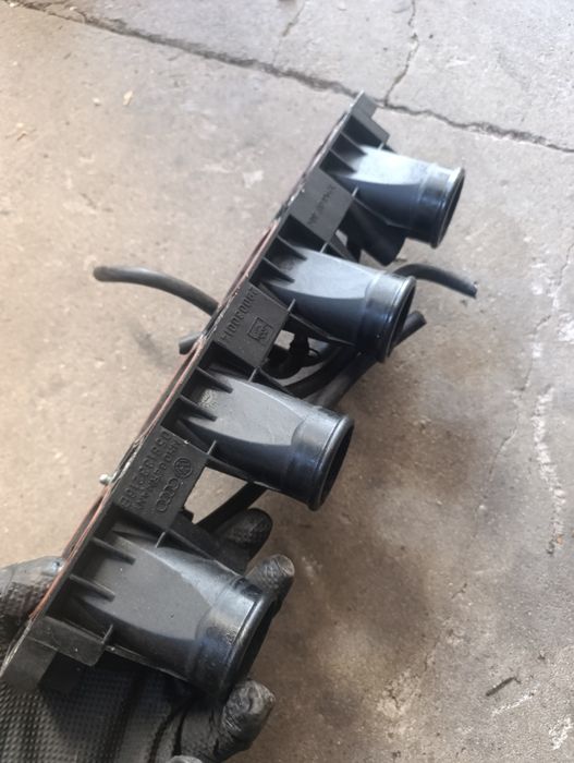 Króciec ssący przepustnicy volkswagen passat B5 audi a4 b5 benzyna