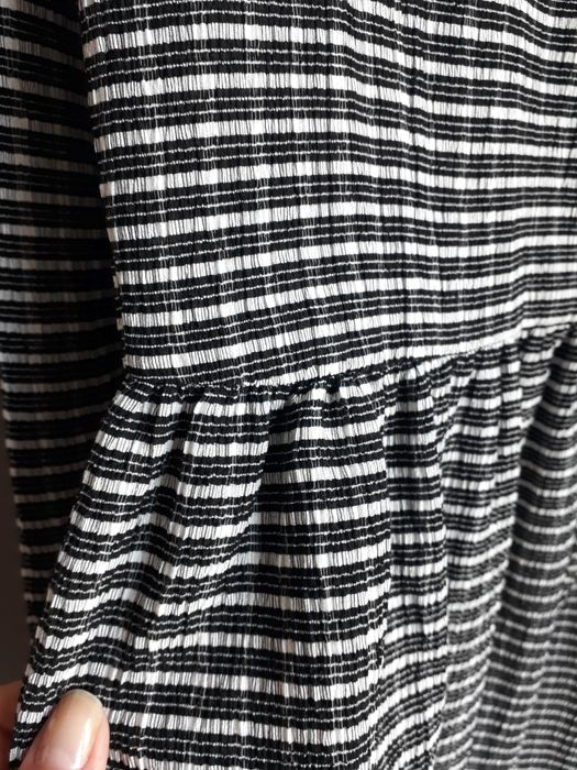 Rozkloszowana krótka sukienka z długim rękawem w paski M Reserved nowa