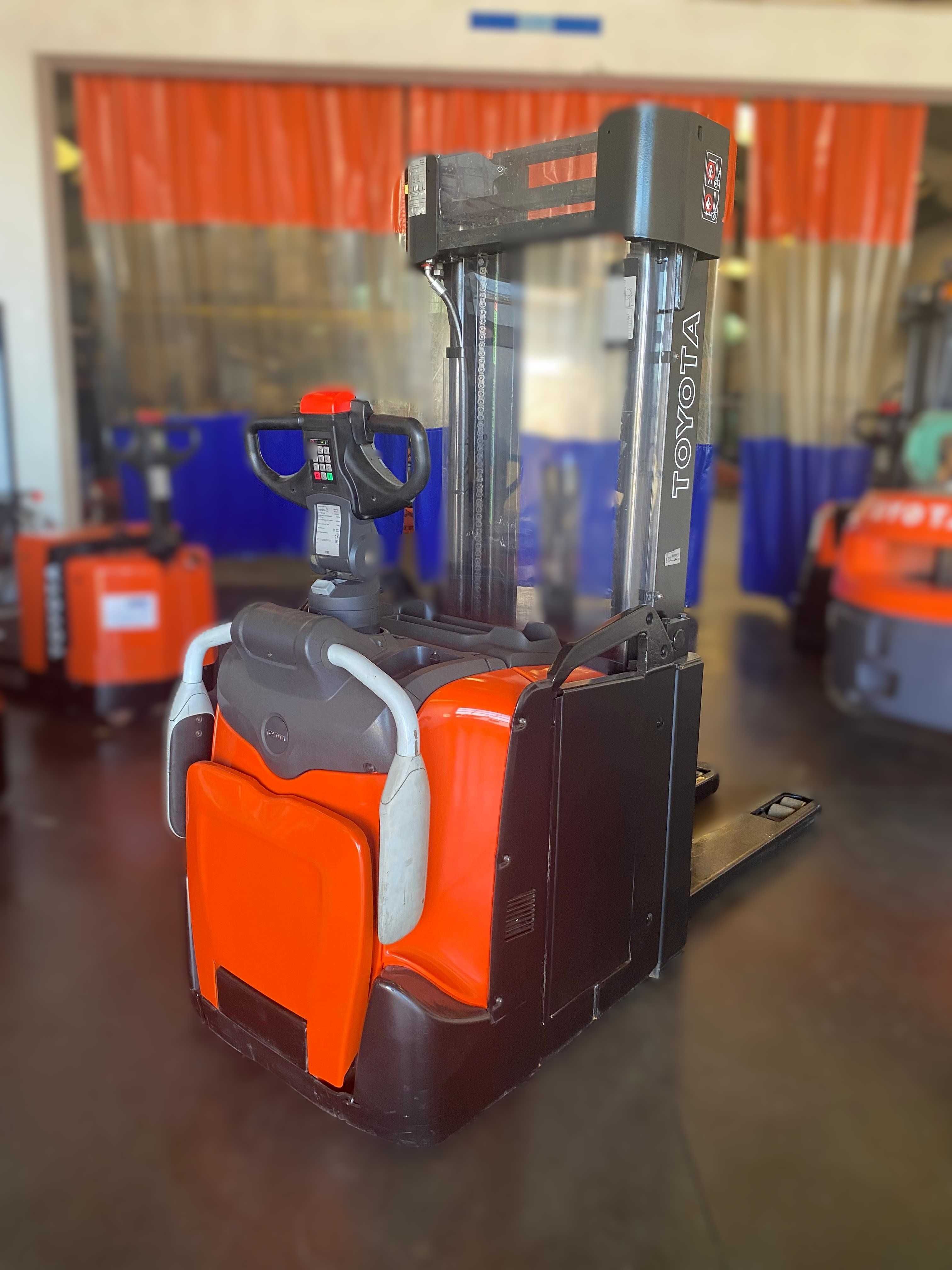 Stacker Eléctrico BT SPE 160 L | 1.600 kg