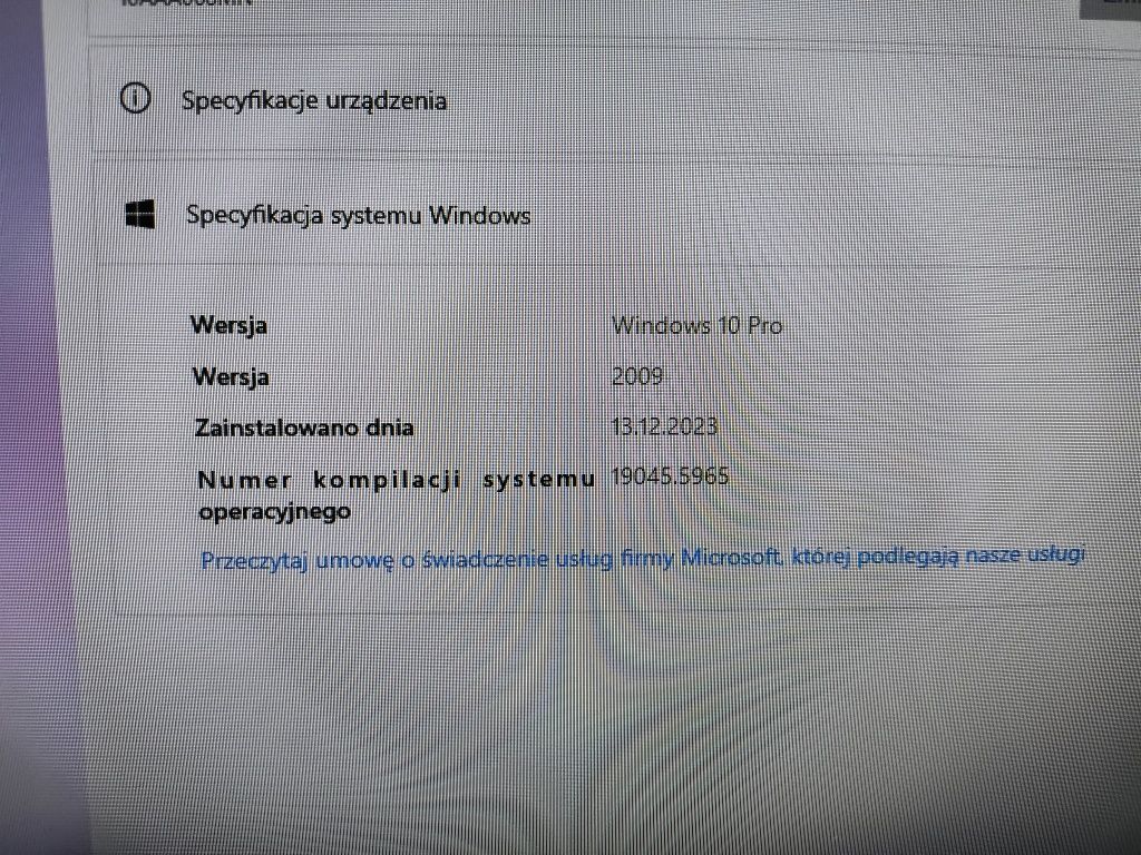 Komputer stacjonarny z monitorem do pracy biurowej