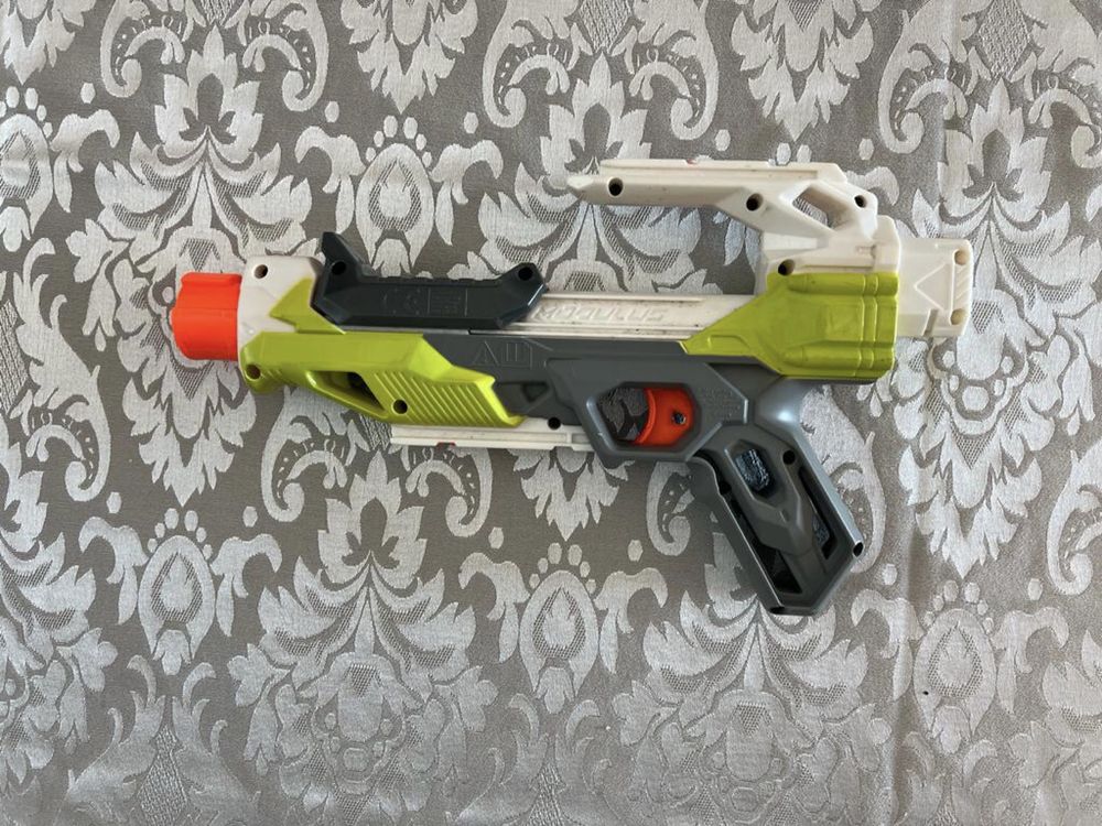 Nerfs pistola de mira lazer e pistola que possibilita a utilização de acessórios