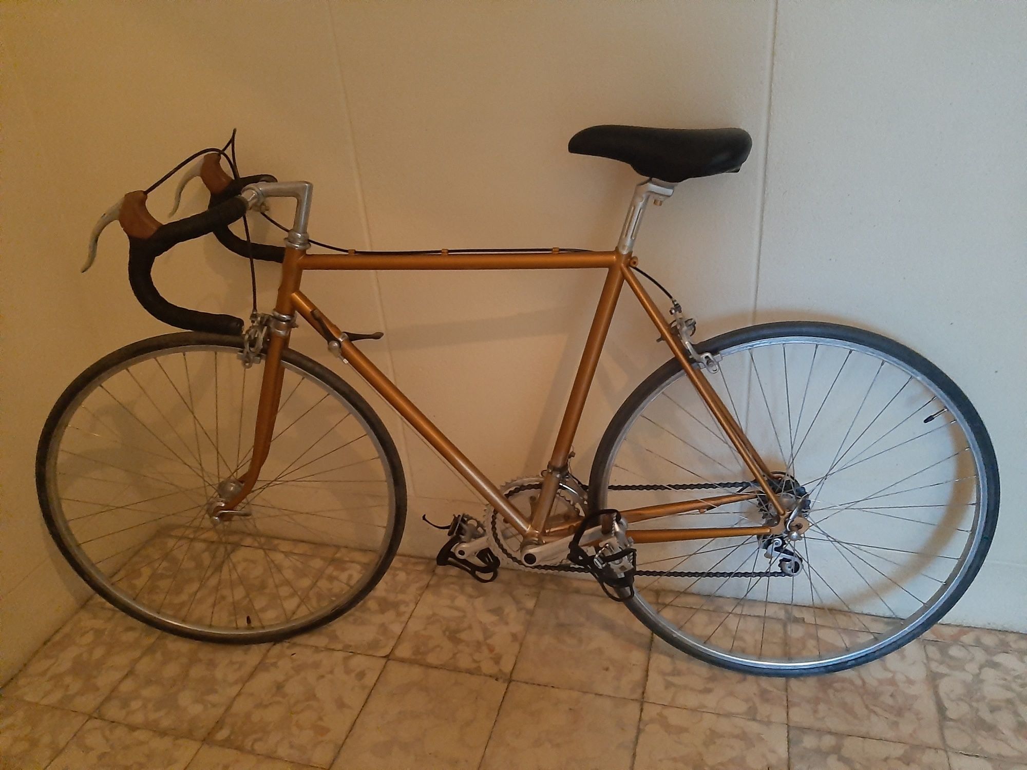 Bicicleta de estrada vintage roda 28".Revitalizada,em bom estado.
