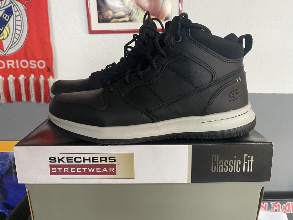 Botas em preto Scketchers novas