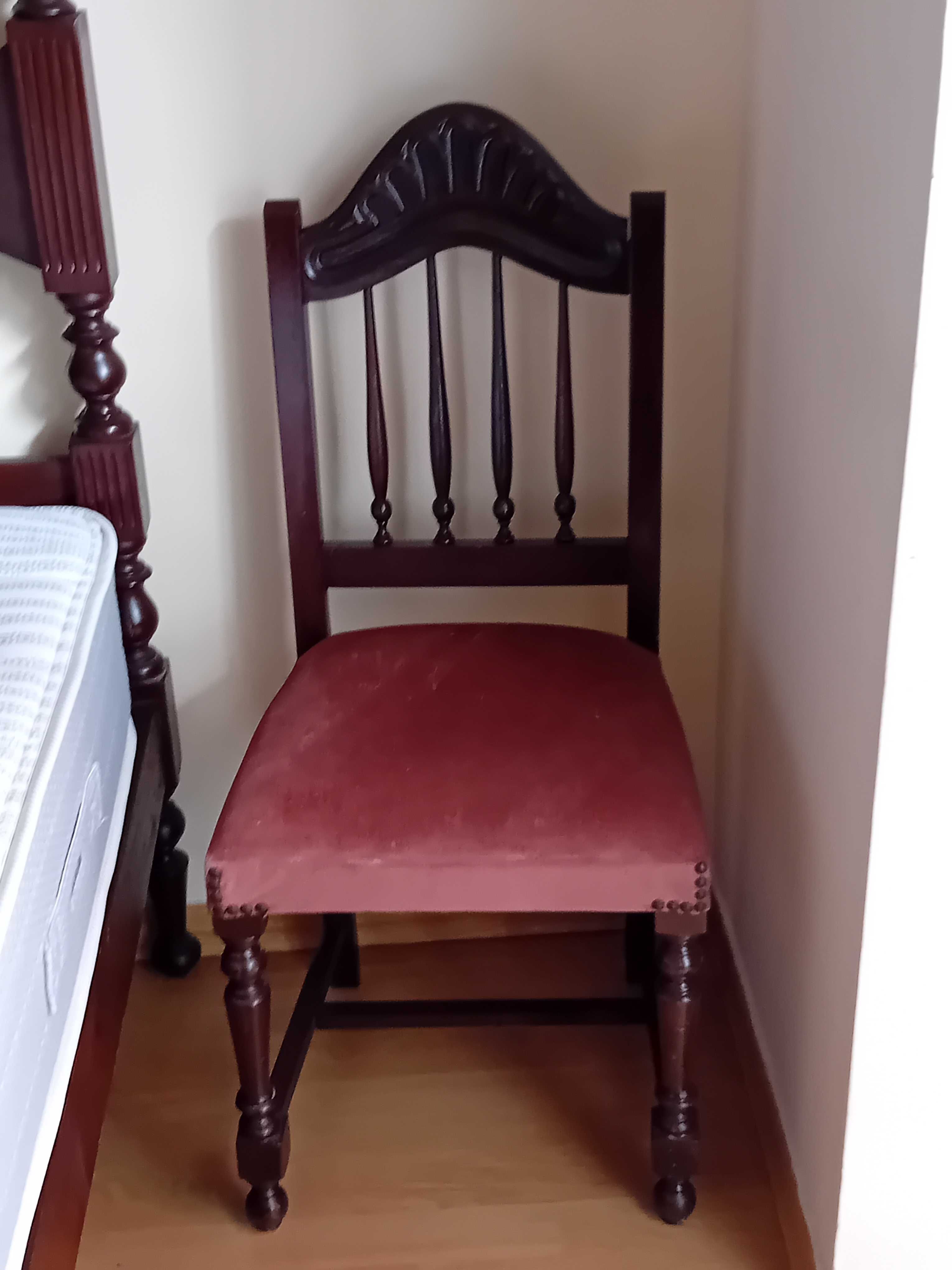 Quarto de casal em mogno com colchão - Bom Estado para desocupar