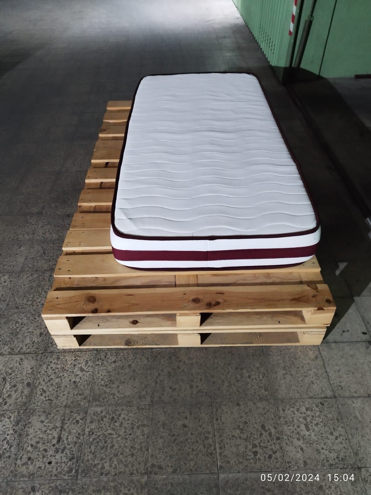 Cama de paletes com colchão novo