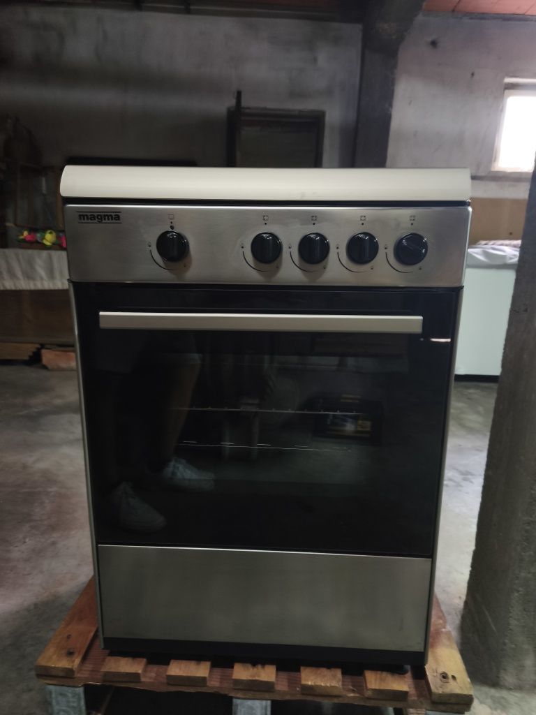 Fogão a gás com forno e estufa