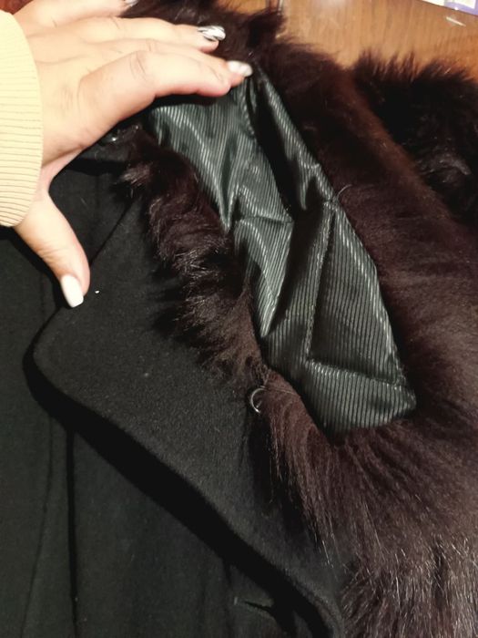 Чорне пальто з хутряним коміром.