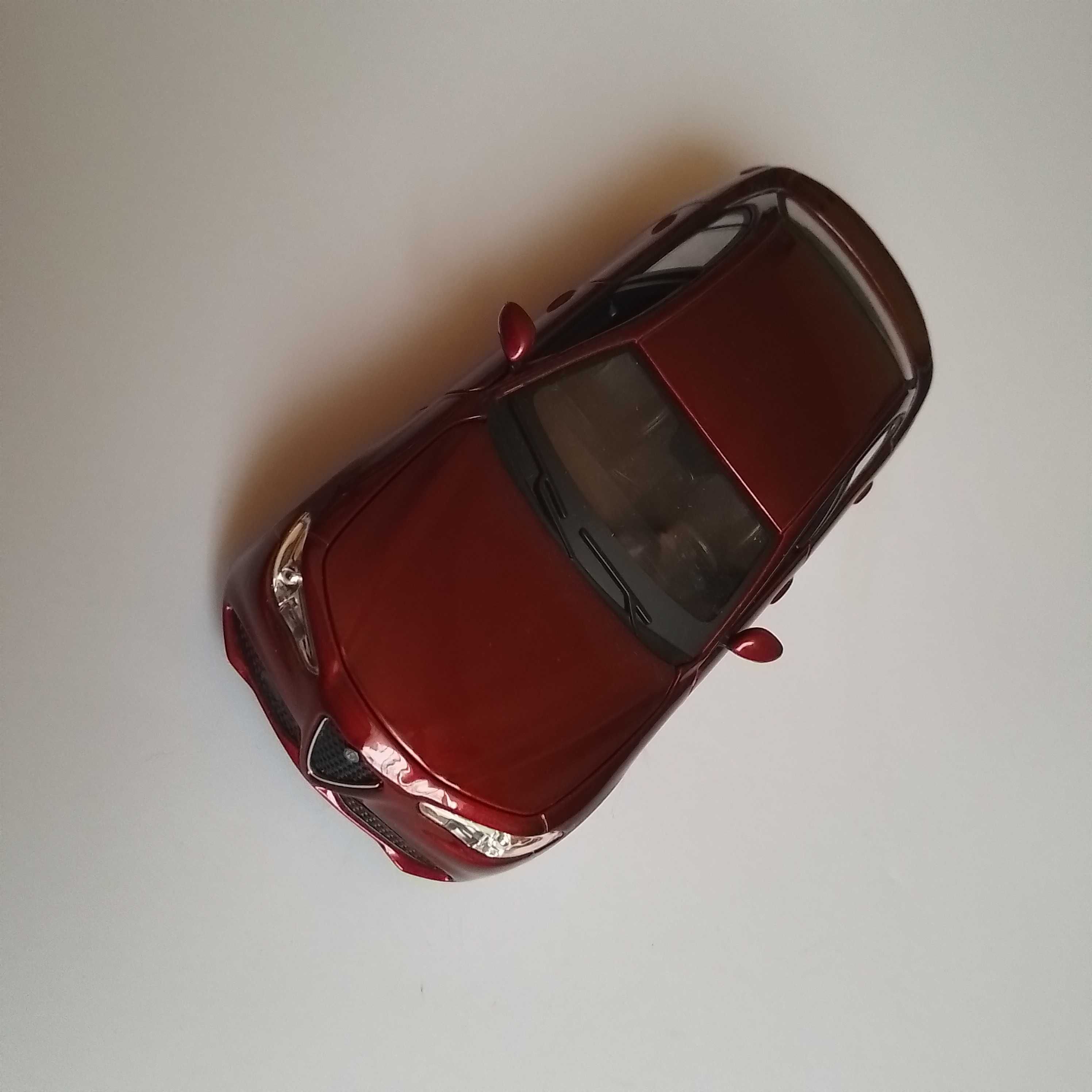 Alfa Romeo Giulia model BBURAGO 1:24 bordowy + najazdy + gablotka