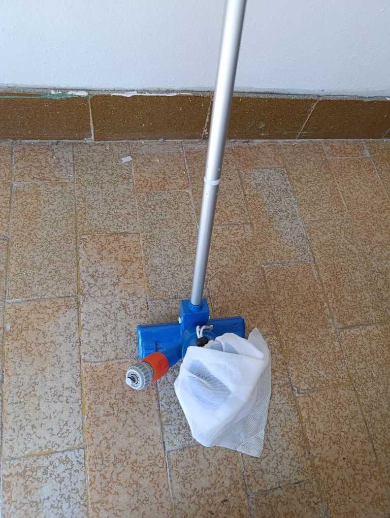 Vendo piscina desmontavel INTEX com bomba de filtro 2006 L/H 7127 L