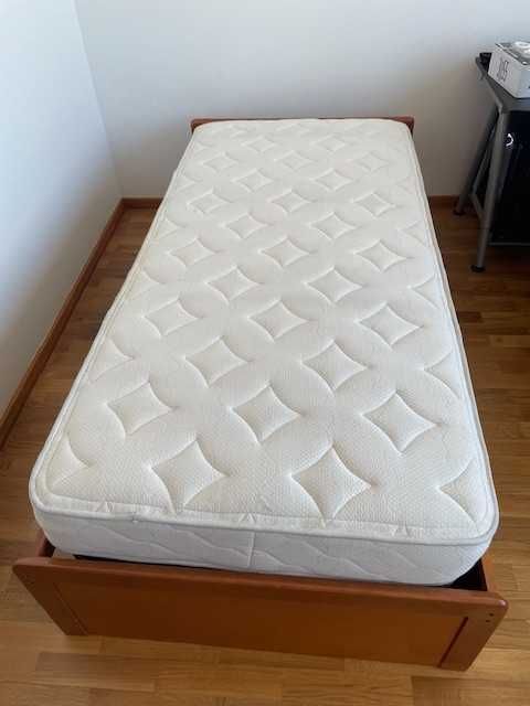 Cama solteiro em madeira