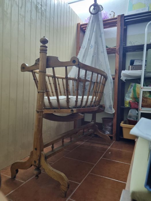 Berço de Madeira Maciça com Baloiço