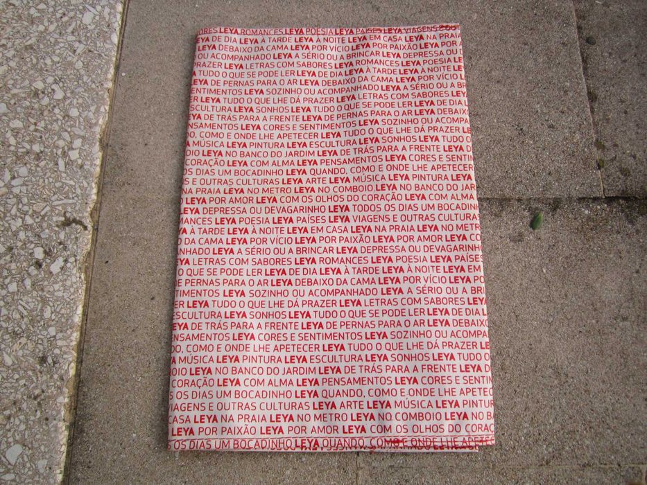 Capa protetora para Livro impermeável Leya Vermelha e Branca 25.5x33.5