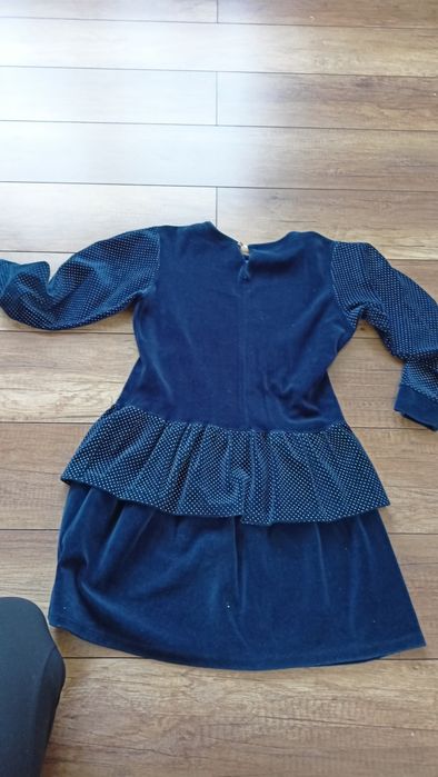 Welurowa sukienka 134 granatowa elegancka