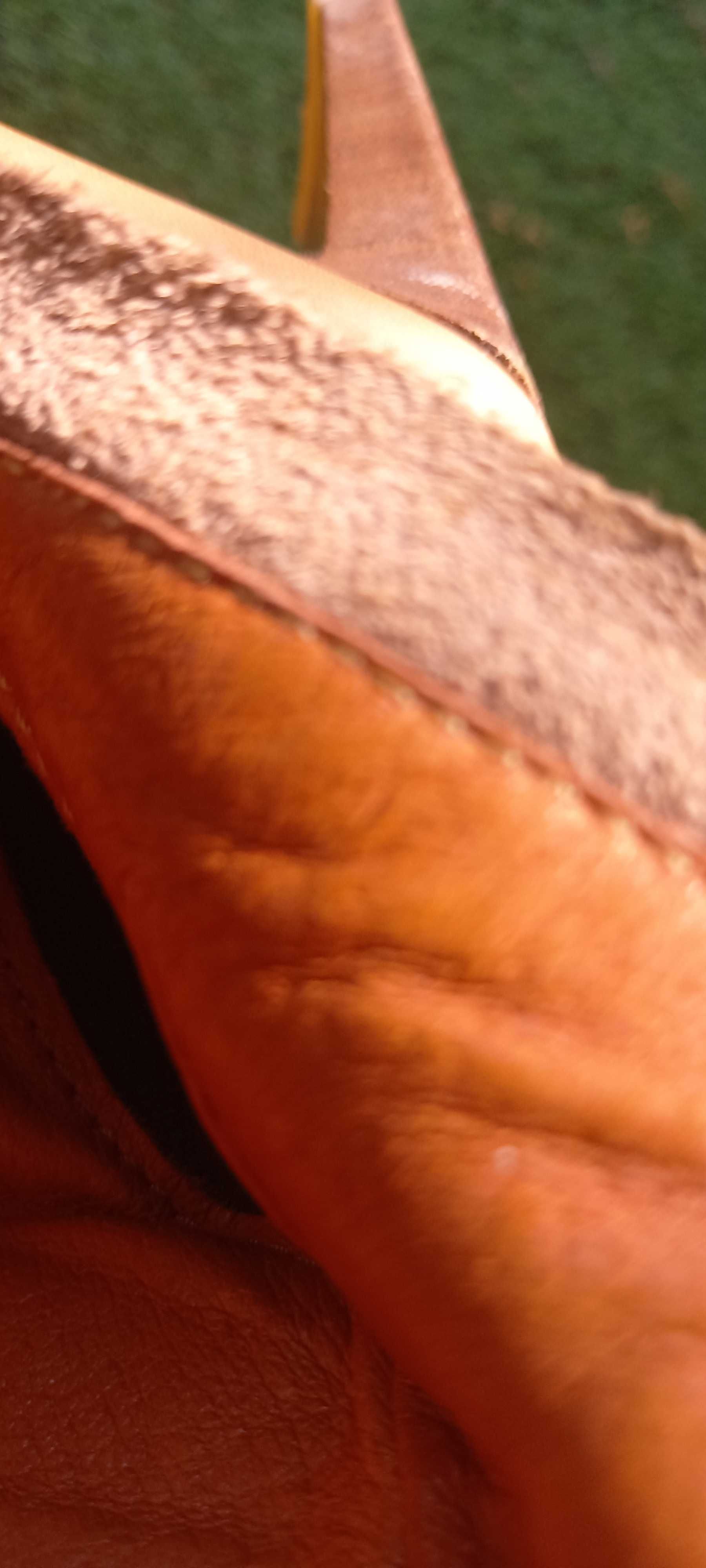 Botas em Pele  cano e salto Alto tamanho 37