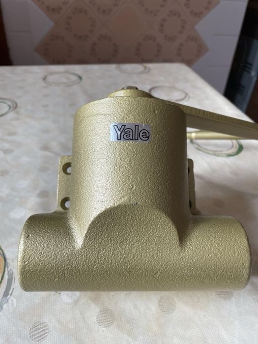 Доводчик дверей YALE