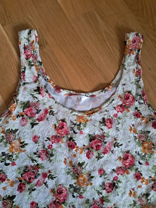 Sukienka koronkowa w kwiatki