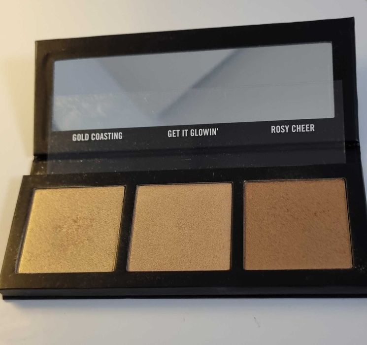 MAC Hyper Real Glow Palette paleta roświetlaczy
