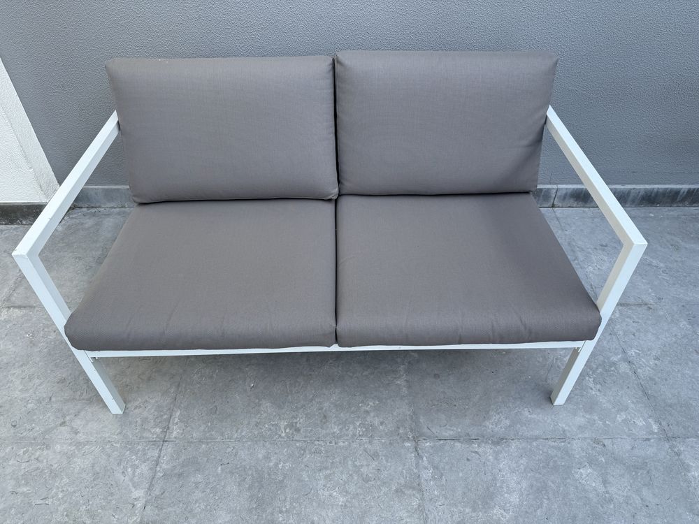 Conjunto de móveis de jardim com 1 sofá de 2 lugares e dois cafeirões